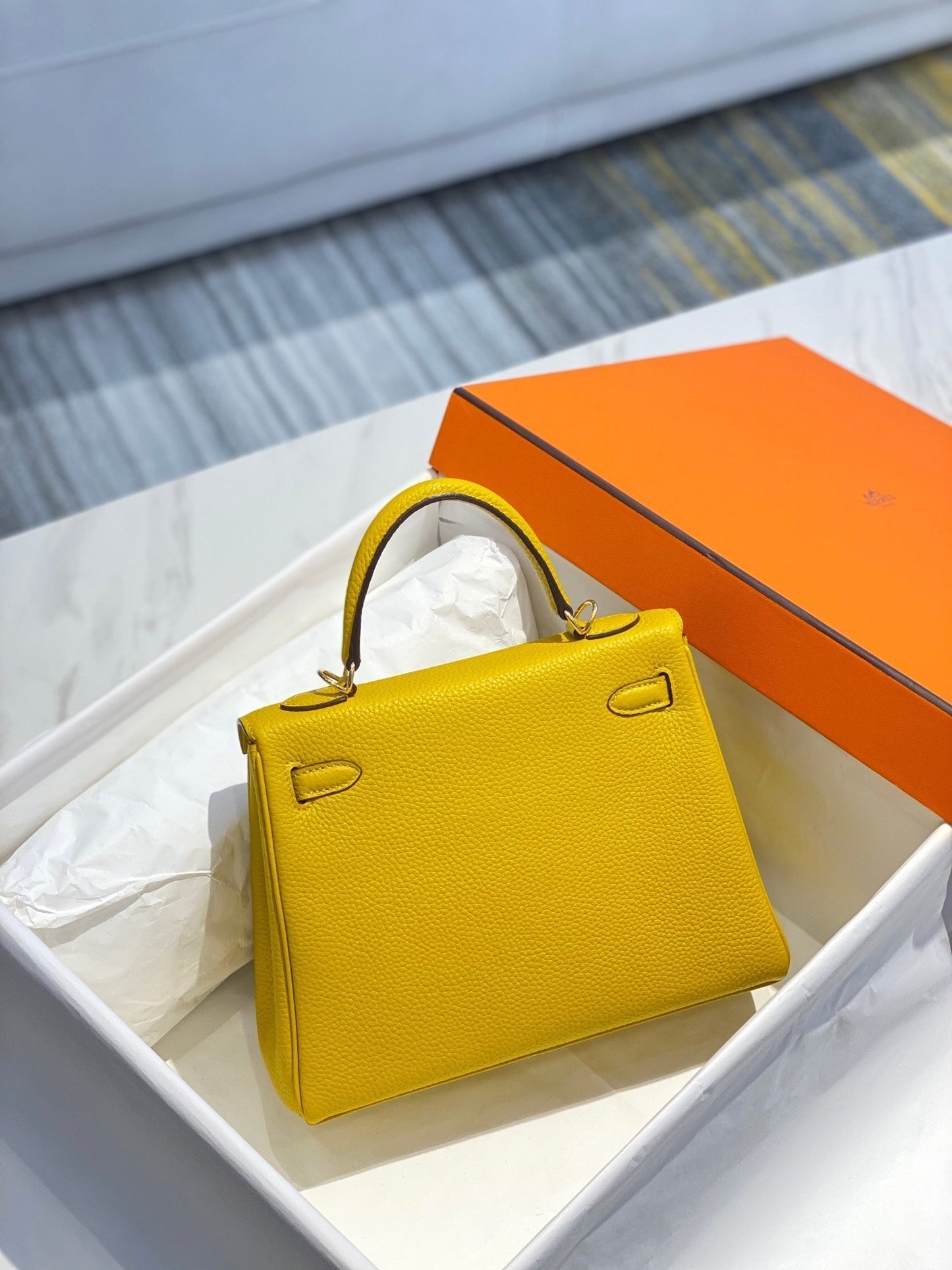 Hm Kelly 32 cm en cuir Togo jaune avec finitions dorées