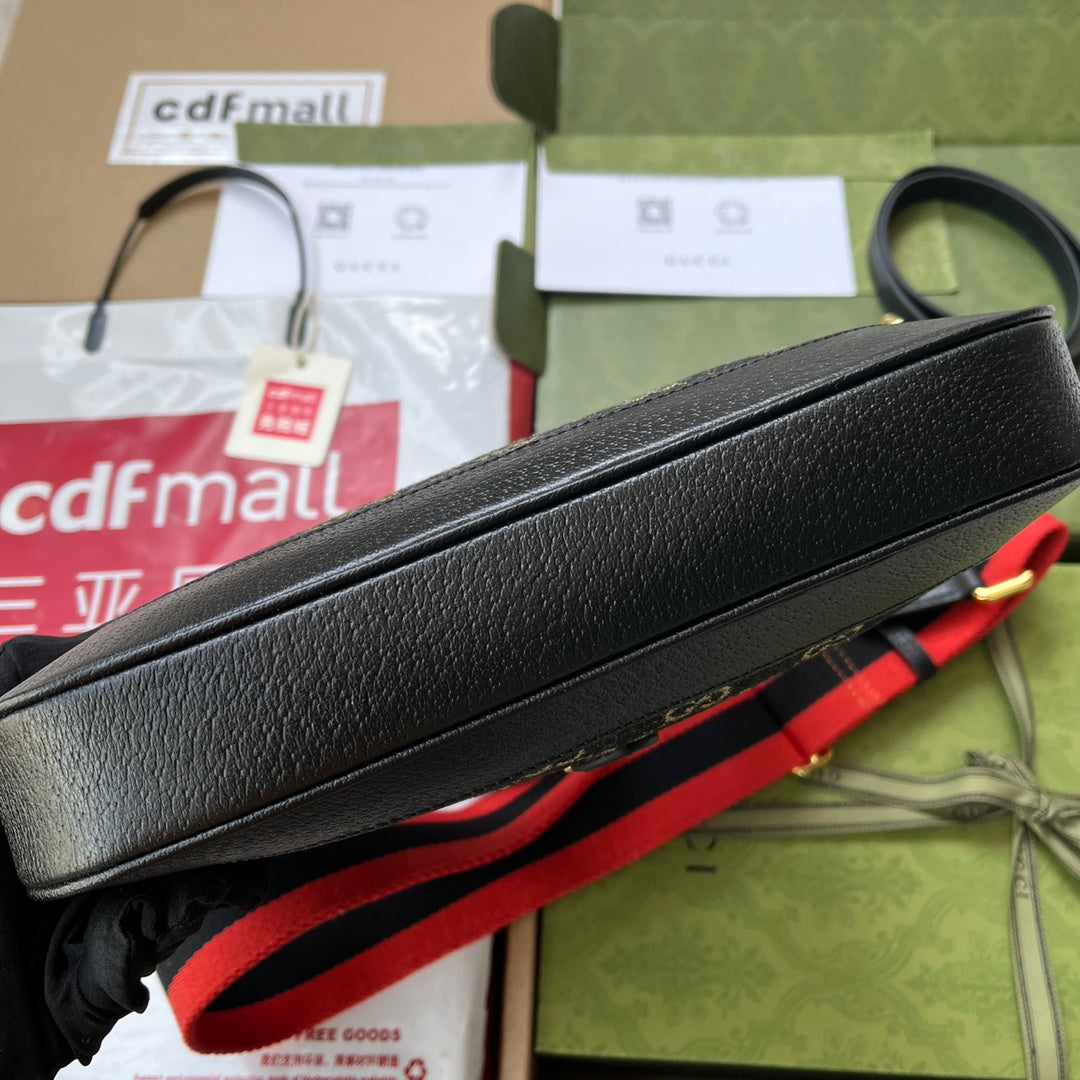 SAC À BANDOULIÈRE JACKIE 1961 28 EN DENIM NOIR JAUNE ET GARNITURE EN CUIR DE VEAU NOIR, QUINCAILLERIE DORÉ