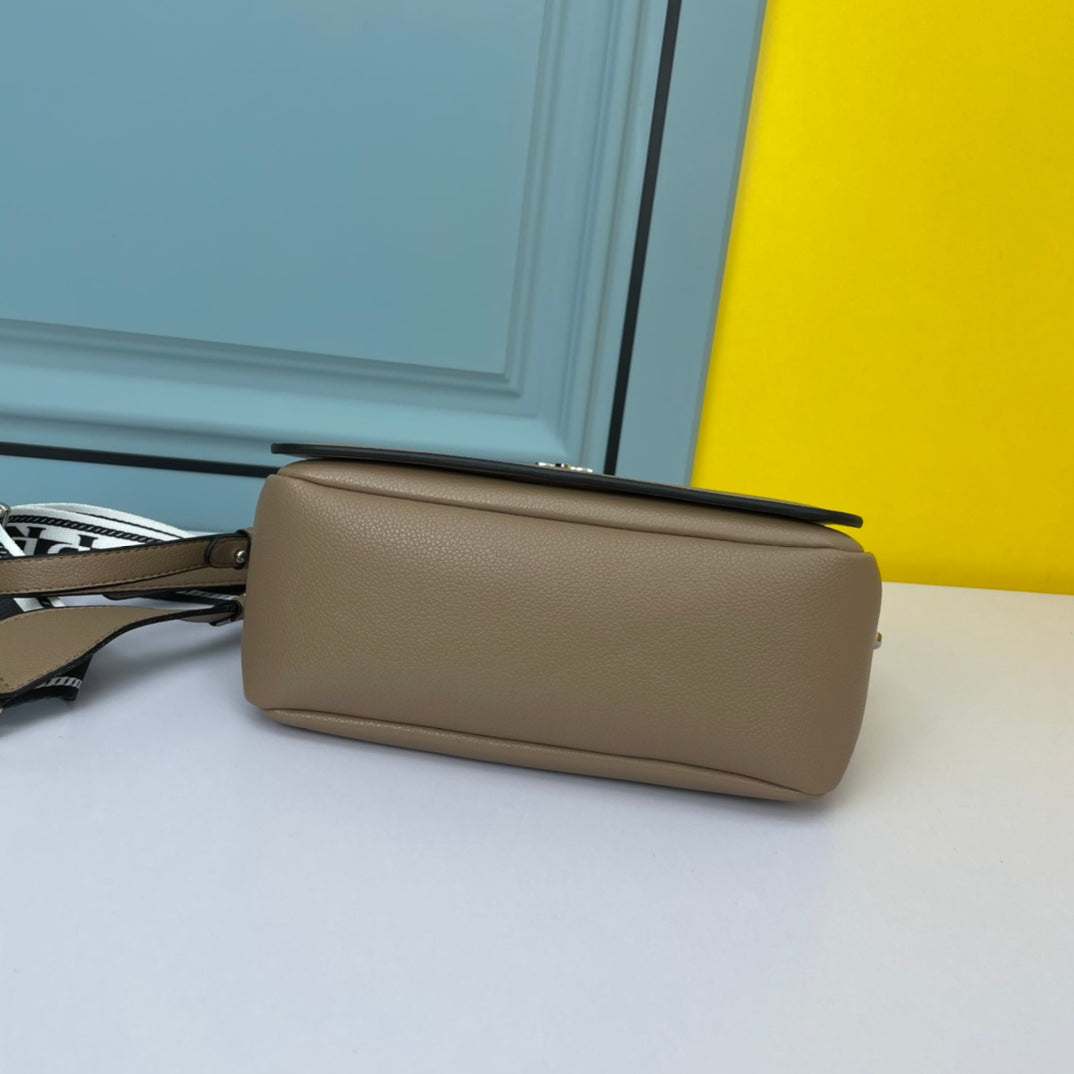 BOLSO PRA 24 CON CORREA EN PIEL DE BECERRO MARRÓN MARRÓN