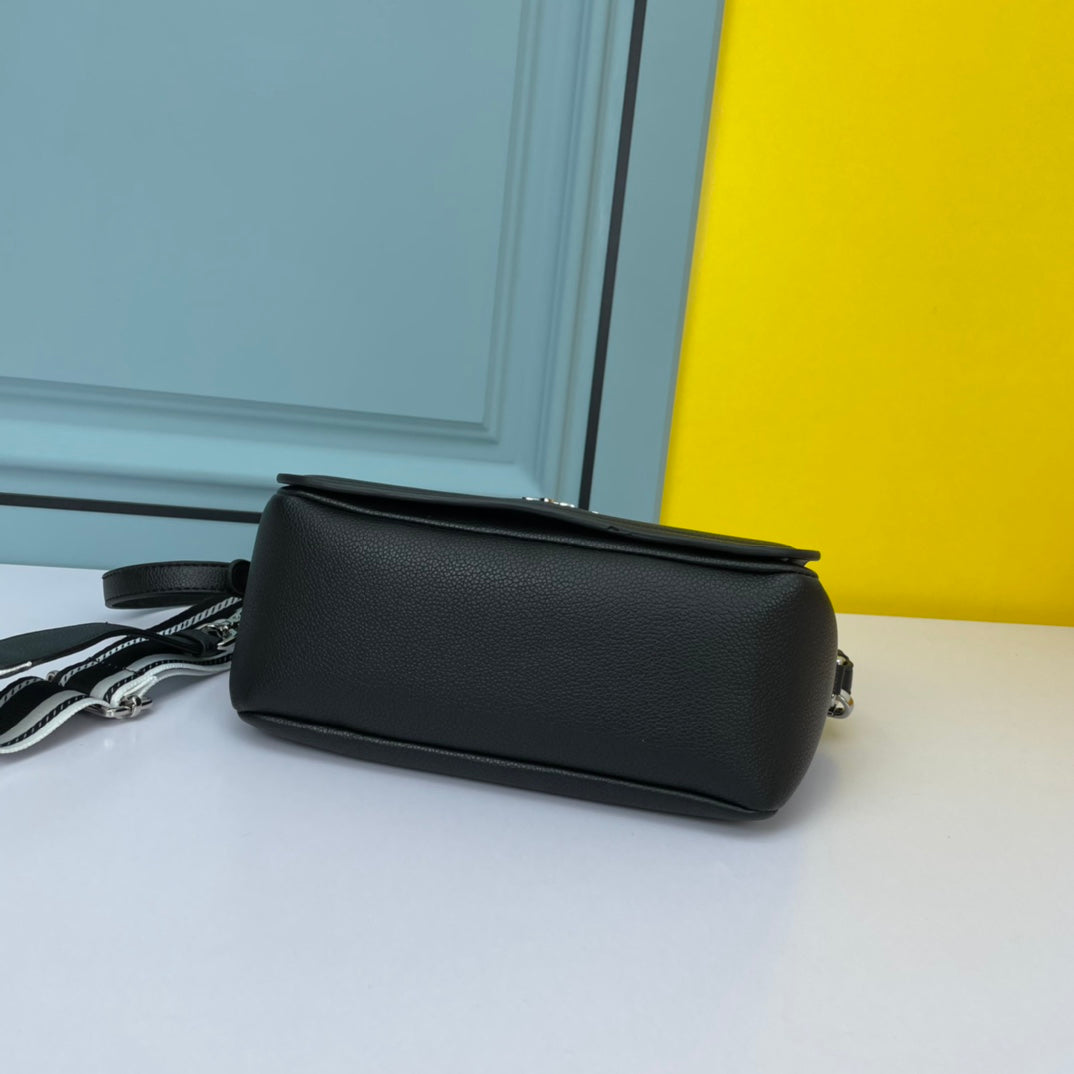 BOLSO PRA 24 CON CORREA DE PIEL DE BECERRO NEGRA