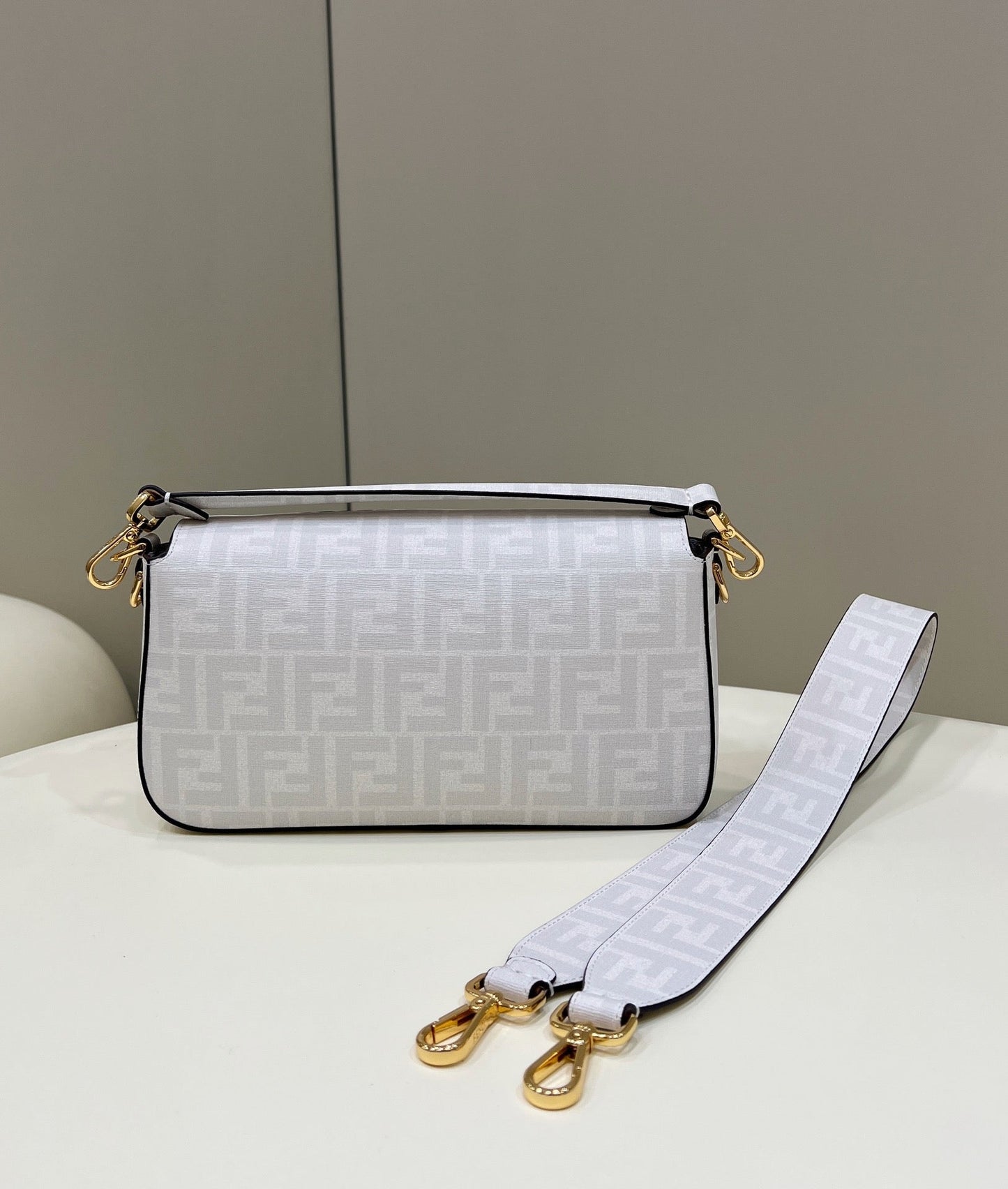 BOLSO BAGUETTE FENDI 27 DE PIEL DE BECERRO BLANCA CON ETIQUETA ADJUNTA Y HERRAJES DORADOS