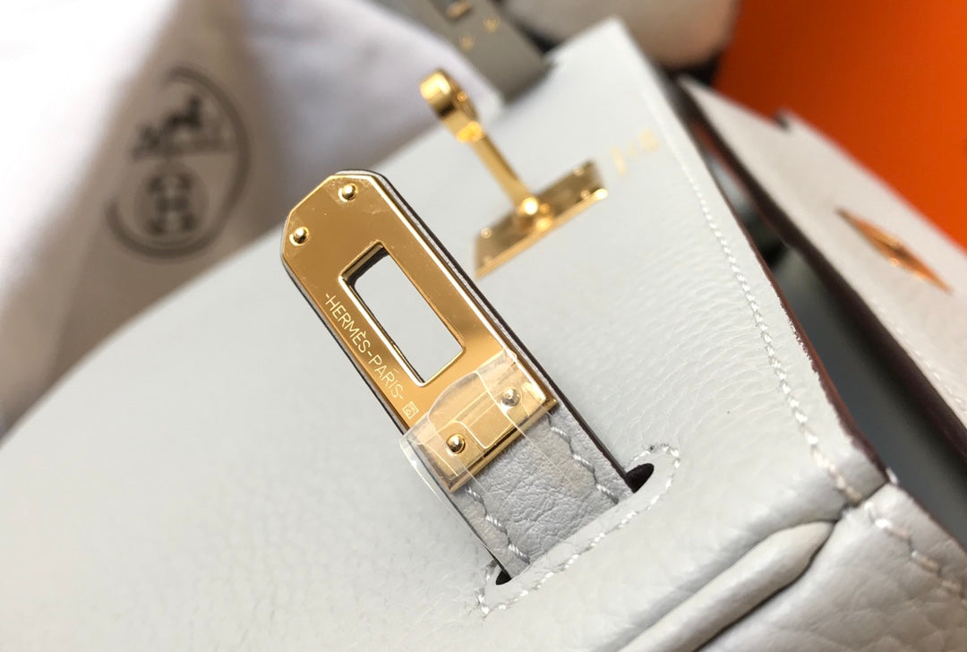 Hm Kelly 32 cm en cuir Togo blanc avec finitions dorées