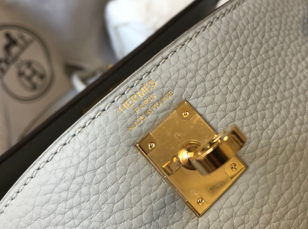 Hm Kelly 32 cm en cuir Togo blanc avec finitions dorées