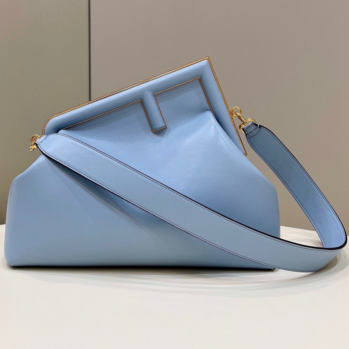 FENDI FIRST SMALL 32 EN PIEL NAPA AZUL CLARO, BOLSO CON HERRAJES DORADOS
