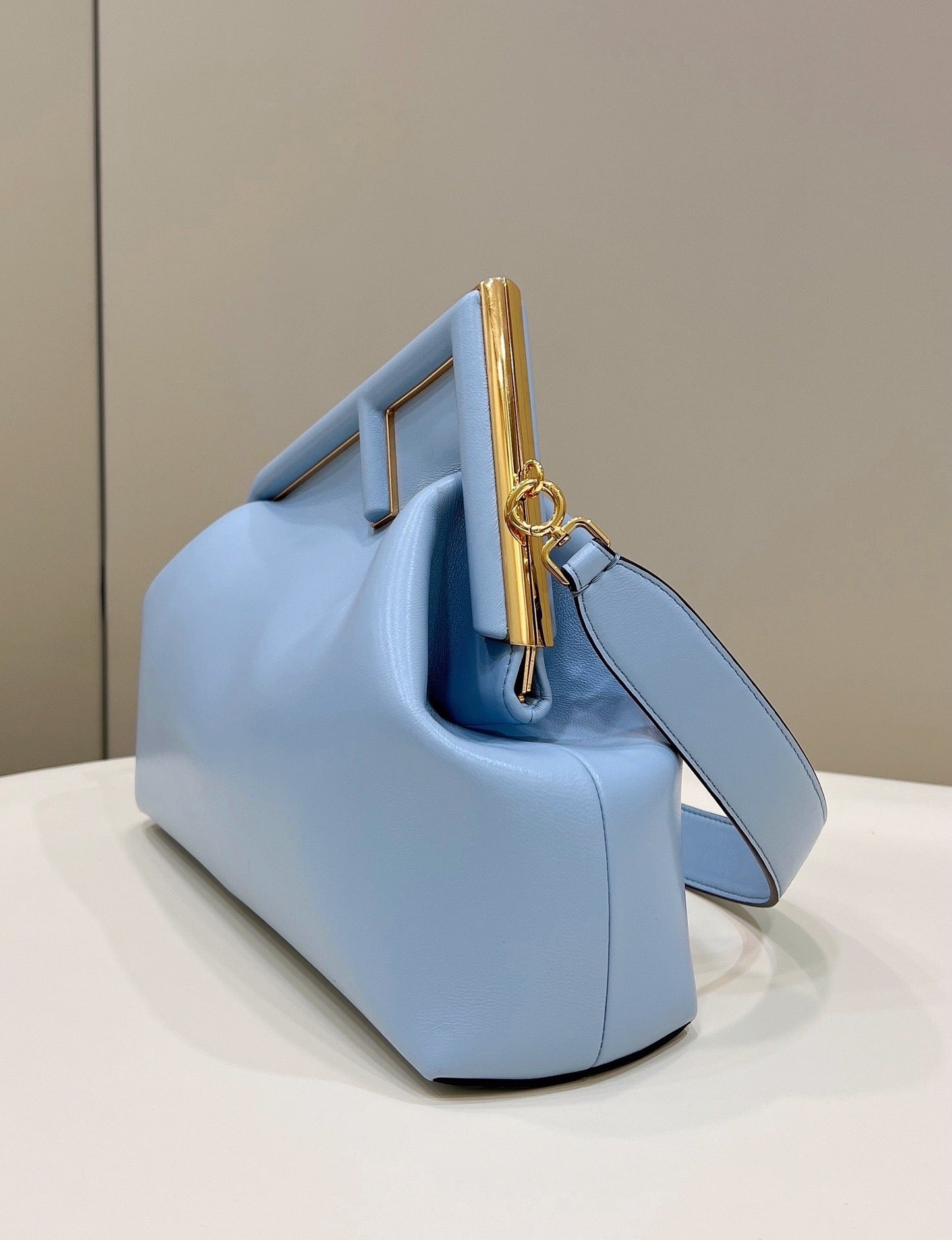 FENDI FIRST SMALL 32 EN PIEL NAPA AZUL CLARO, BOLSO CON HERRAJES DORADOS