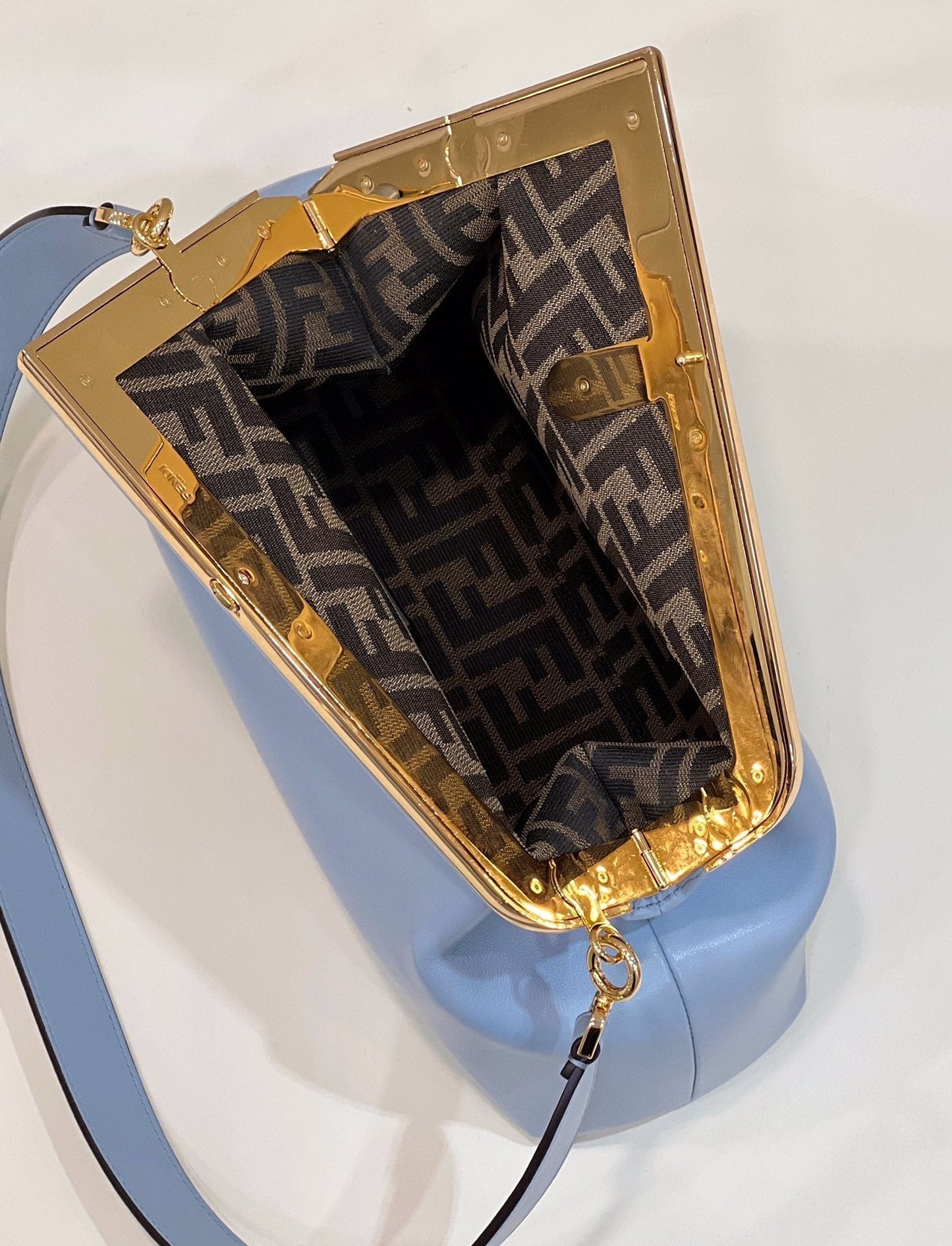 FENDI FIRST SMALL 32 EN PIEL NAPA AZUL CLARO, BOLSO CON HERRAJES DORADOS