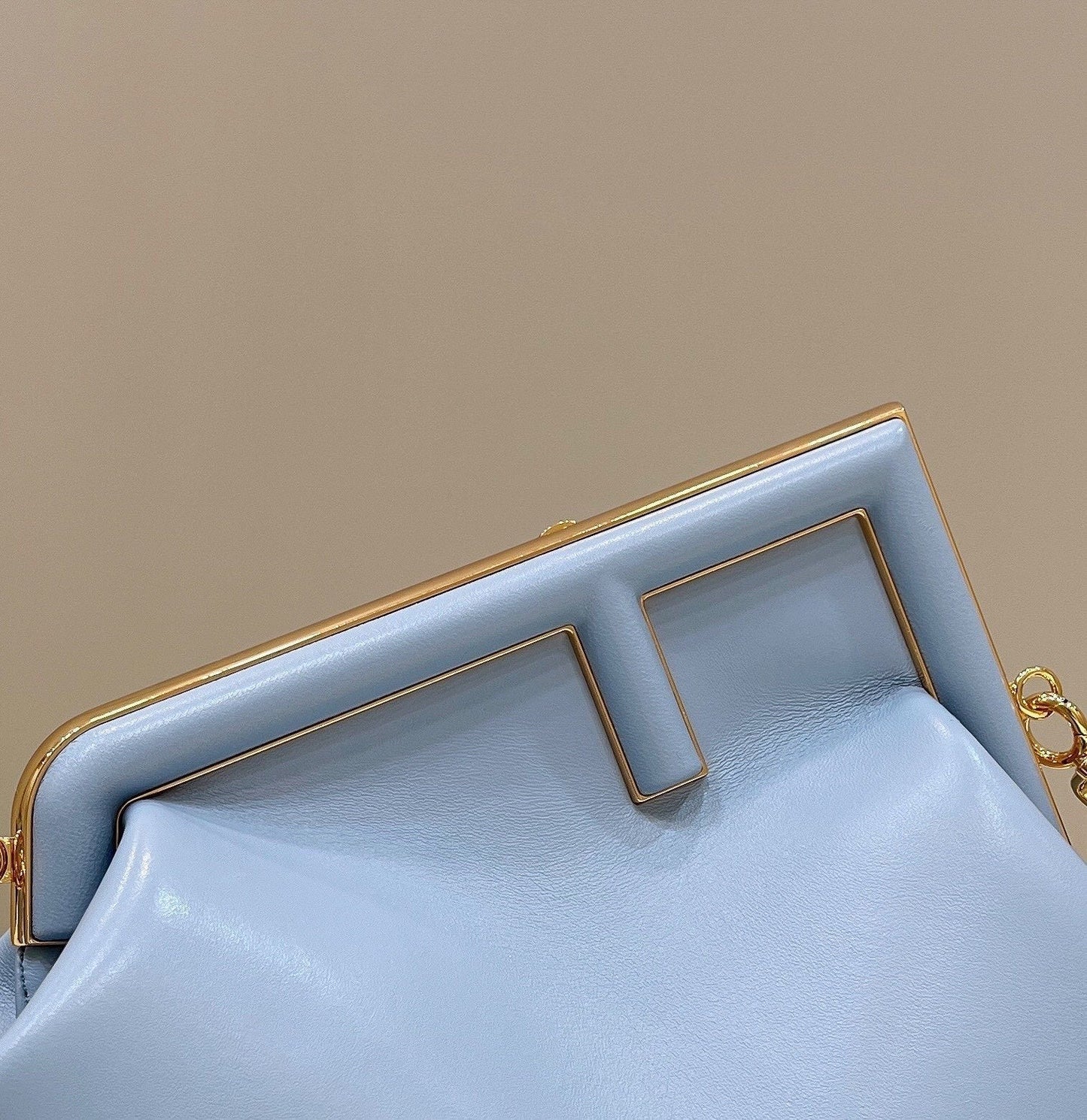 FENDI FIRST SMALL 32 EN PIEL NAPA AZUL CLARO, BOLSO CON HERRAJES DORADOS