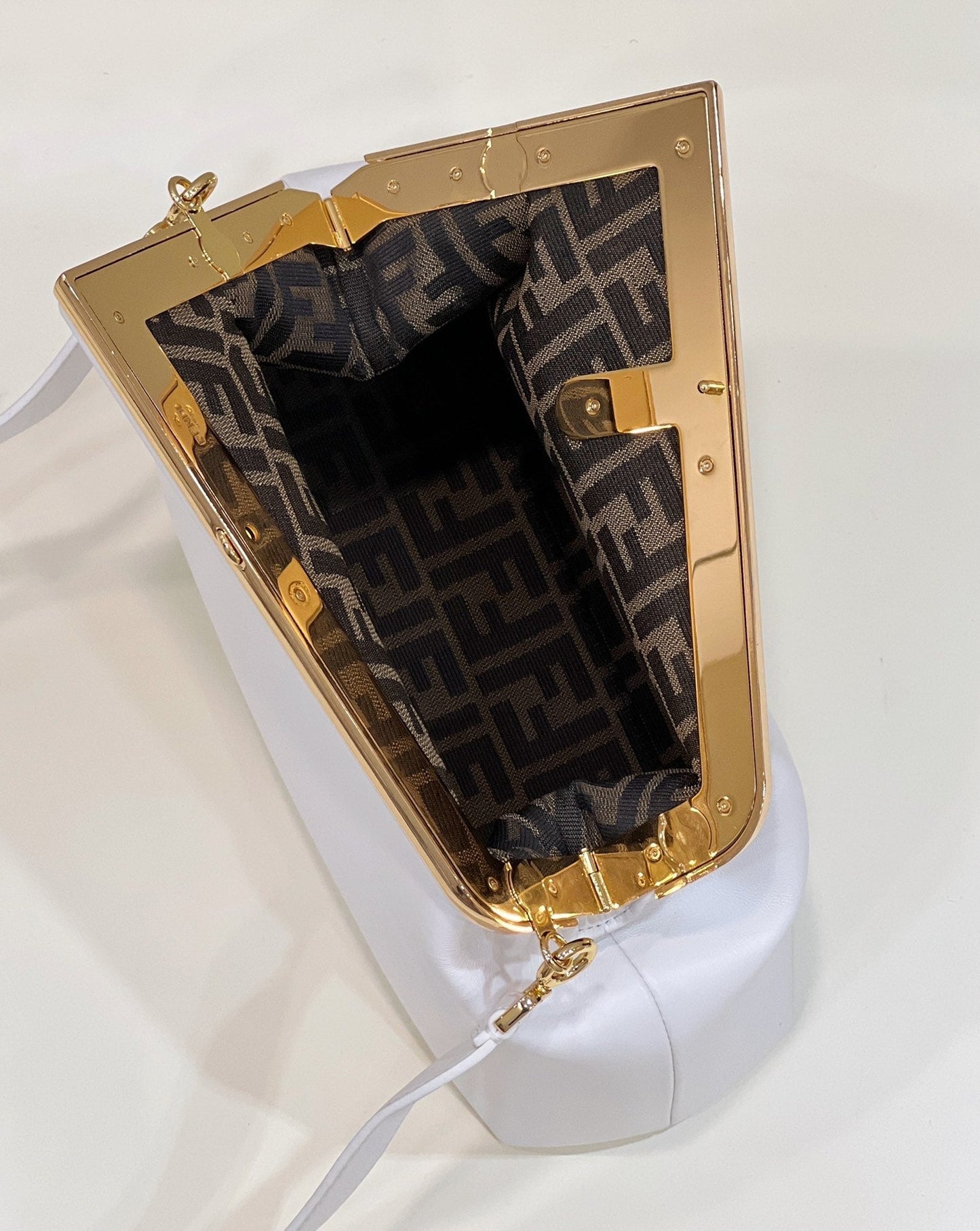 FENDI FIRST SMALL 32 EN PIEL NAPPA BLANCA CON HERRAJES DORADOS