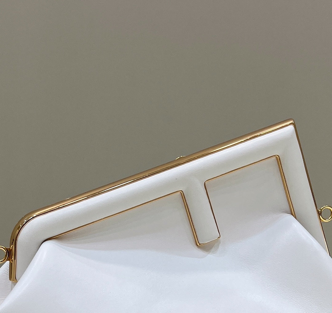 FENDI FIRST SMALL 32 EN PIEL NAPPA BLANCA CON HERRAJES DORADOS