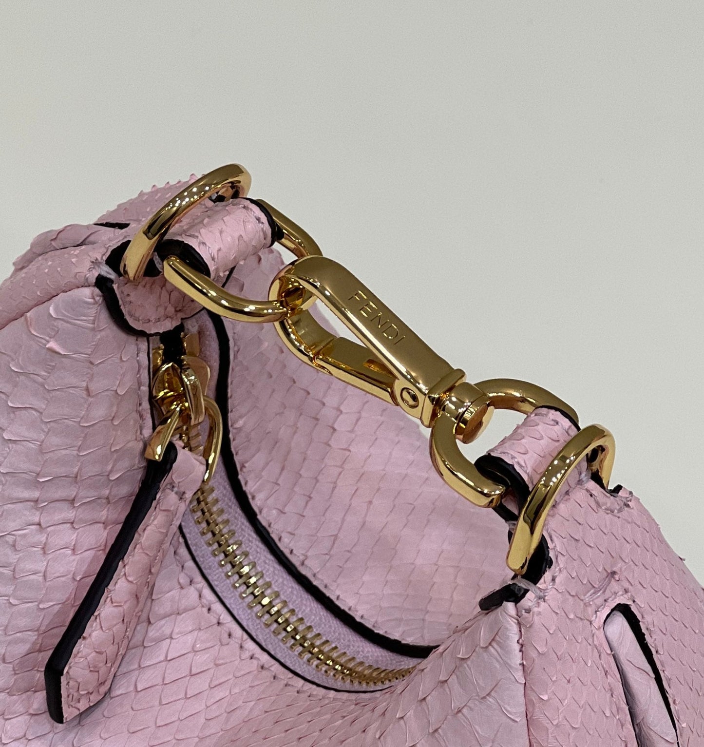 BOLSO FENDIGRAPHY MINI 16 EN PIEL DE BECERRO ROSA CLARO CON HERRAJES DORADOS