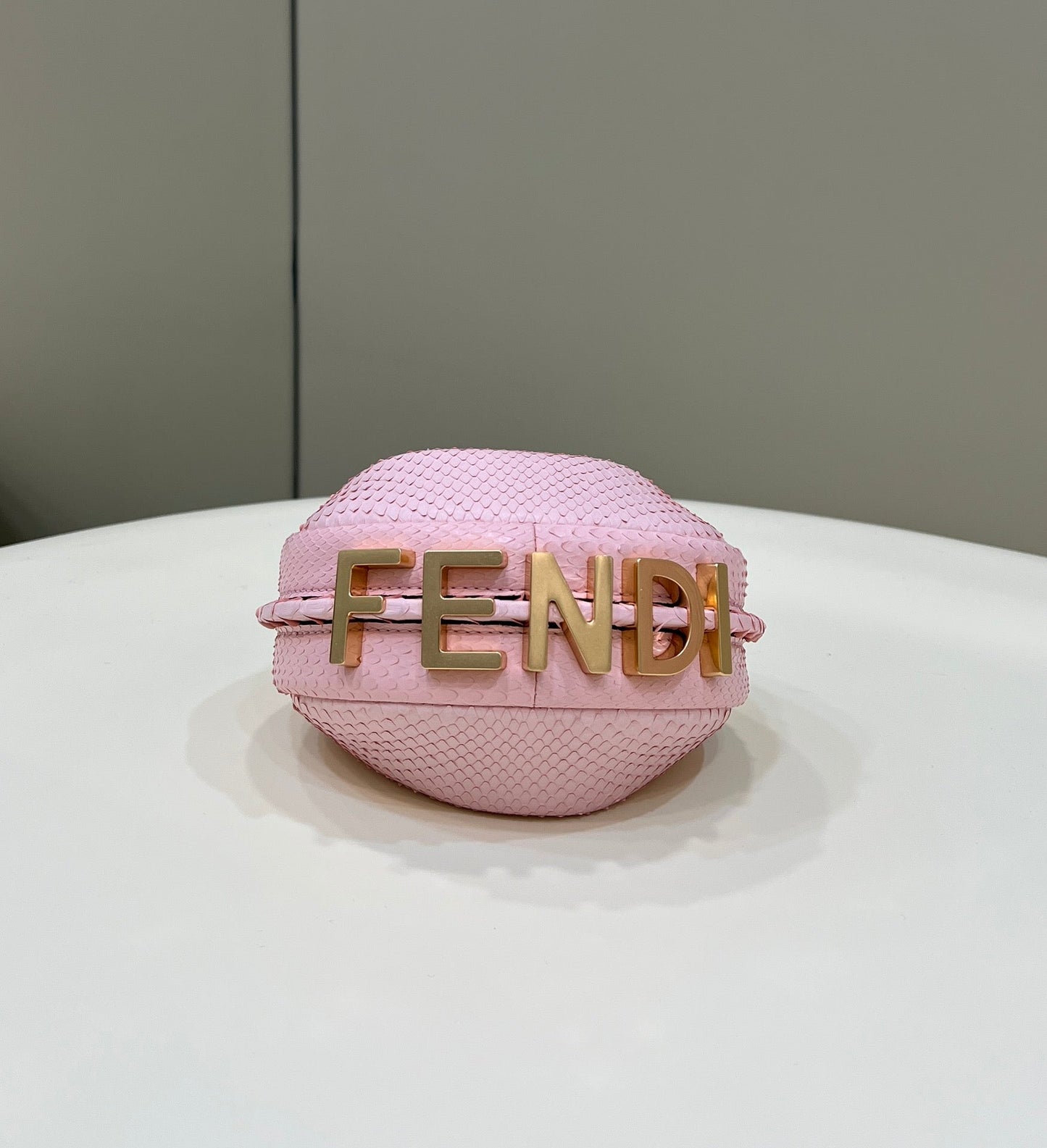 BOLSO FENDIGRAPHY MINI 16 EN PIEL DE BECERRO ROSA CLARO CON HERRAJES DORADOS