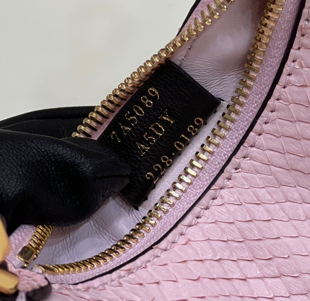 BOLSO FENDIGRAPHY MINI 16 EN PIEL DE BECERRO ROSA CLARO CON HERRAJES DORADOS