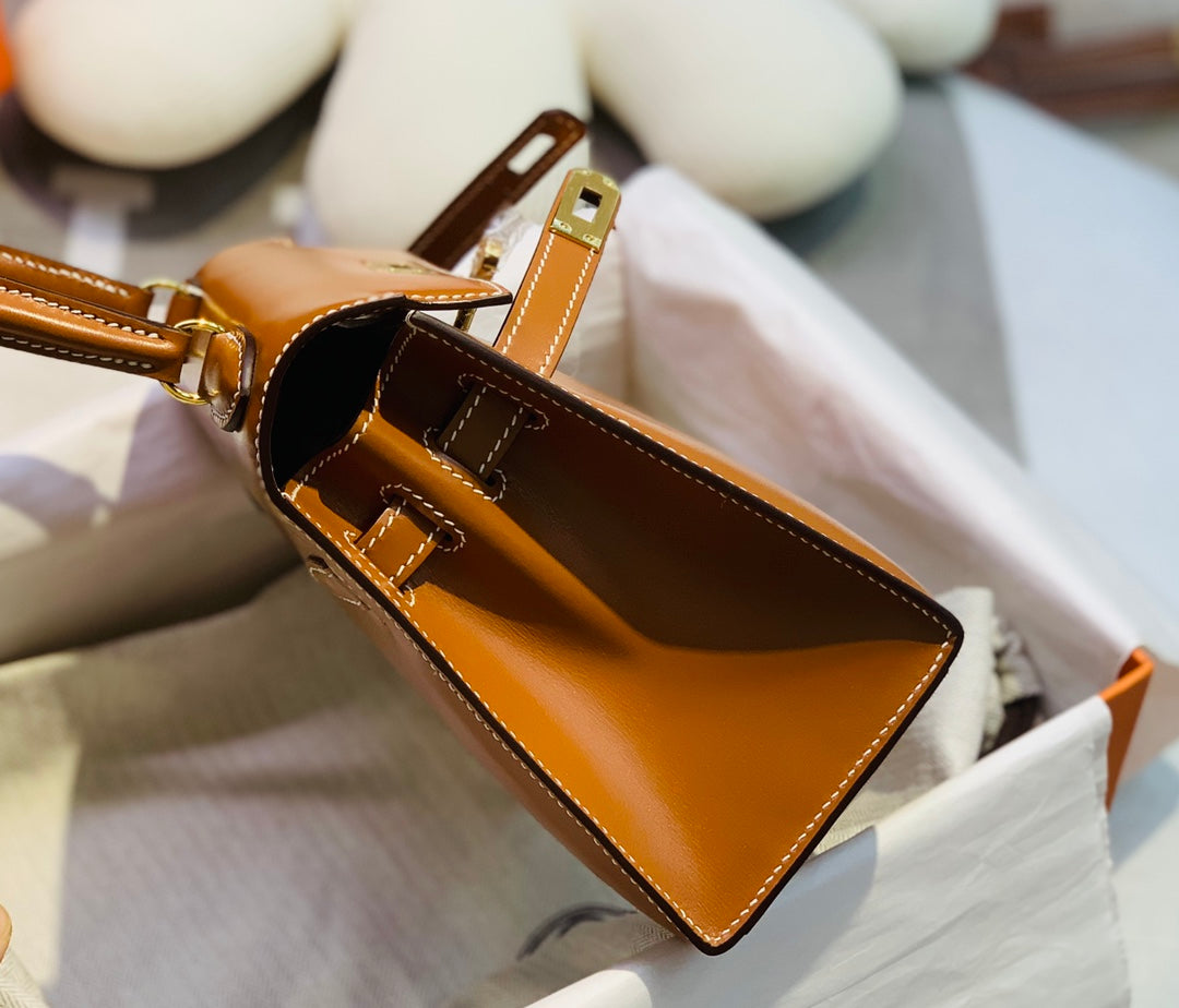 SAC KELLY MINI 20 EN CUIR DE VEAU LISSE MARRON BRONZE AVEC QUINCAILLERIE DORÉ (FABRIQUÉ SUR COMMANDE)