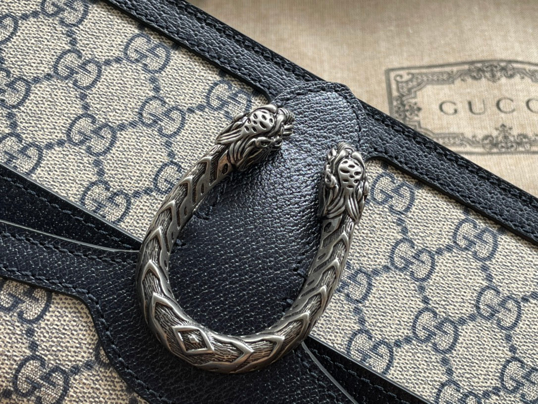 BOLSO DE HOMBRO DYONYSUS 25 EN TEJIDO JACQUARD BEIGE Y ADORNOS DE PIEL DE BECERRO NEGRA. HERRAJES PLATEADOS.