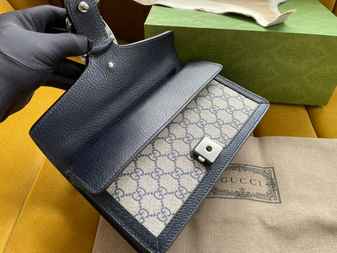 BOLSO DE HOMBRO DYONYSUS 25 EN TEJIDO JACQUARD BEIGE Y ADORNOS DE PIEL DE BECERRO NEGRA. HERRAJES PLATEADOS.