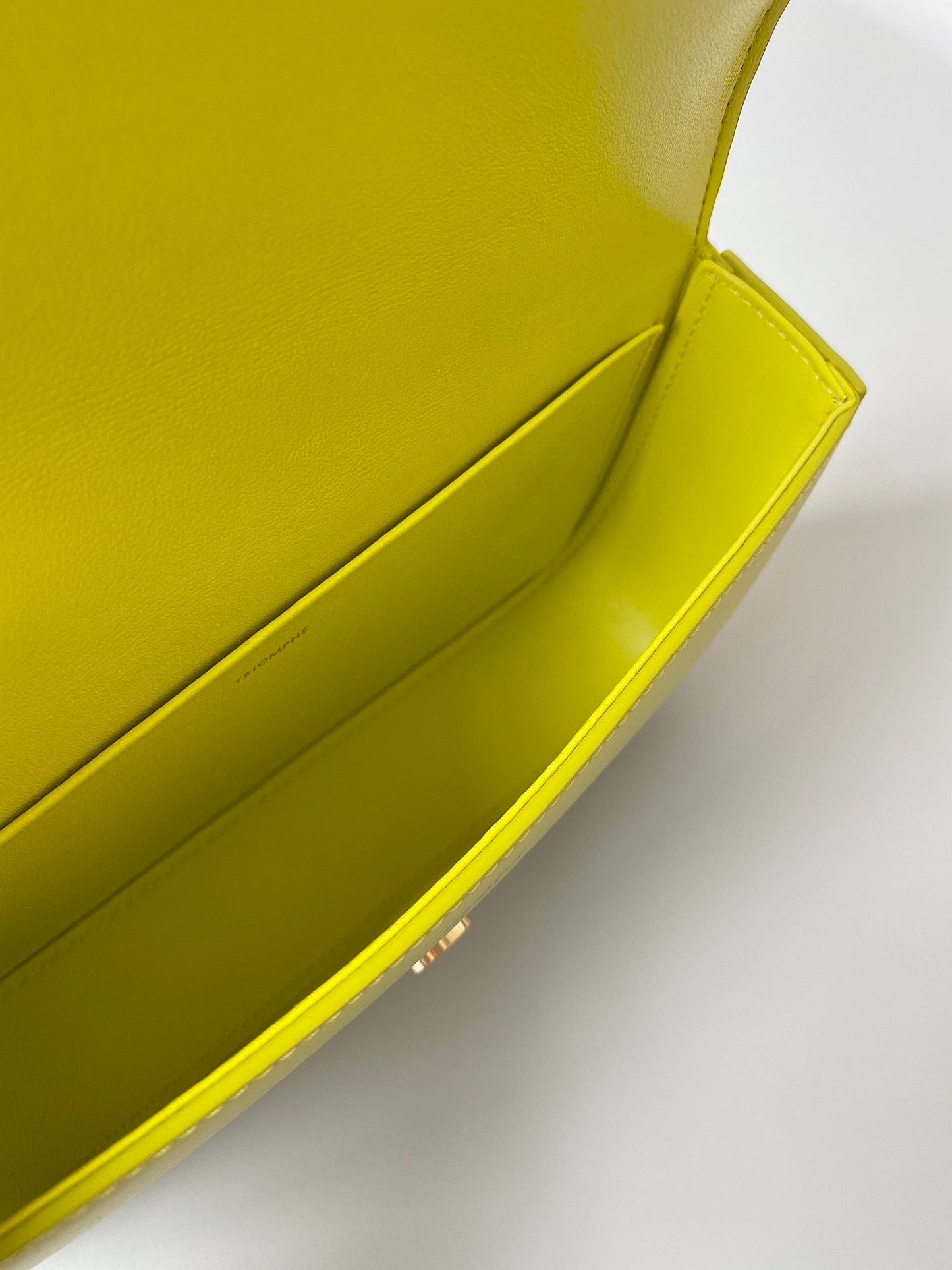 BOLSO DE AXILAS CON CADENA EN RELIEVE DE PIEL DE BECERRO AMARILLO CHARTREUSE