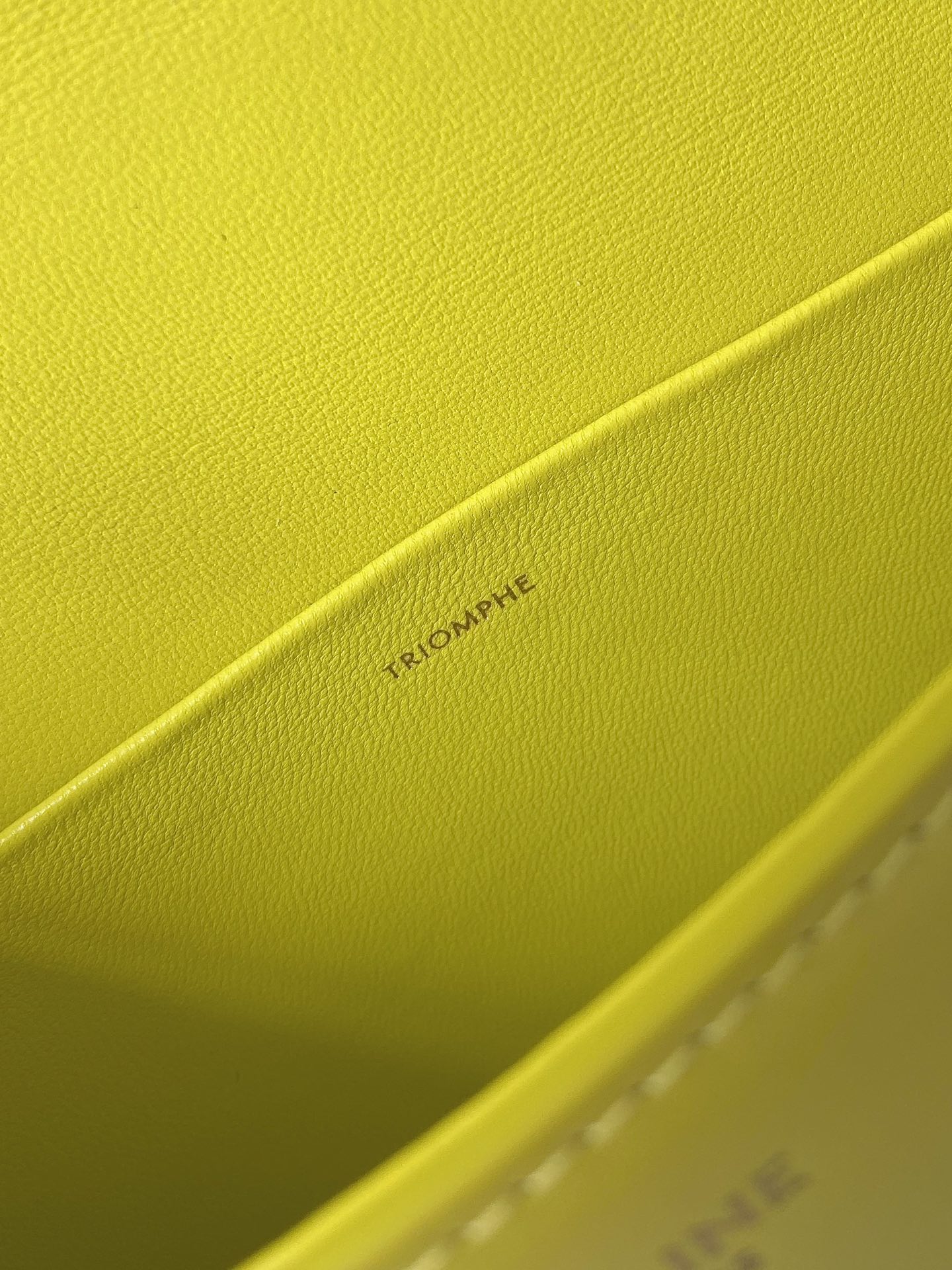 BOLSO DE AXILAS CON CADENA EN RELIEVE DE PIEL DE BECERRO AMARILLO CHARTREUSE