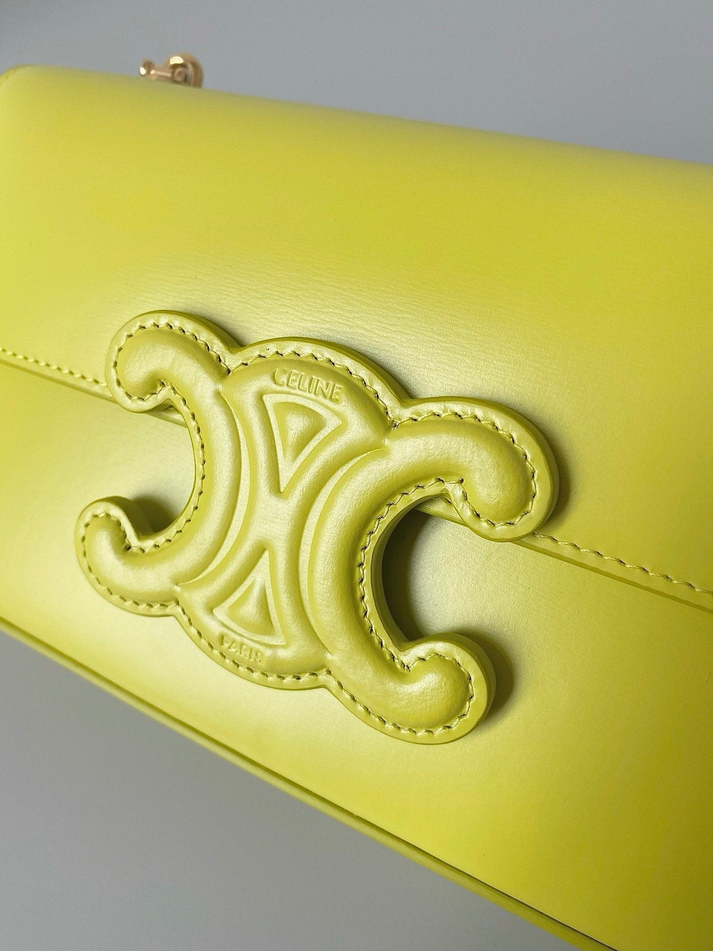 BOLSO DE AXILAS CON CADENA EN RELIEVE DE PIEL DE BECERRO AMARILLO CHARTREUSE