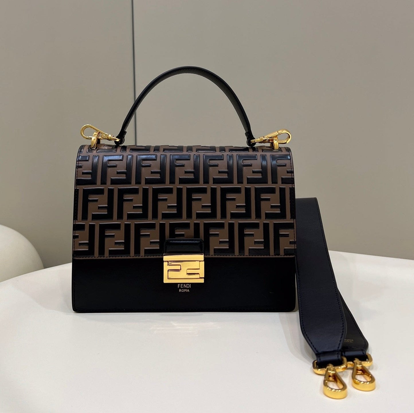 BOLSO FENDI KANI 26 EN PIEL DE BECERRO FFF MEZCLA NEGRA Y MARRÓN CHOCOLATE CON HERRAJES DORADOS