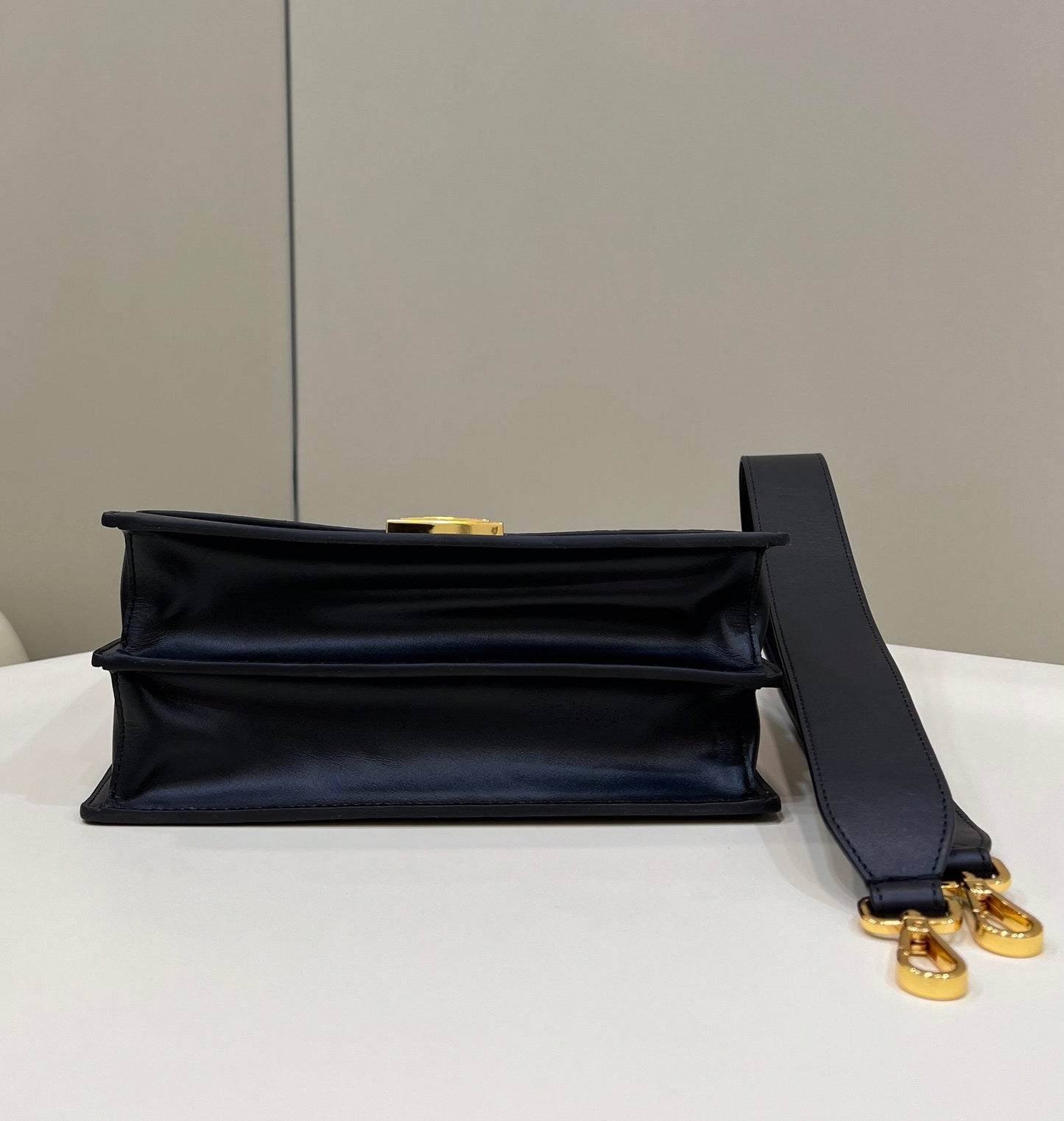 BOLSO FENDI KANI 26 EN PIEL DE BECERRO FFF MEZCLA NEGRA Y MARRÓN CHOCOLATE CON HERRAJES DORADOS
