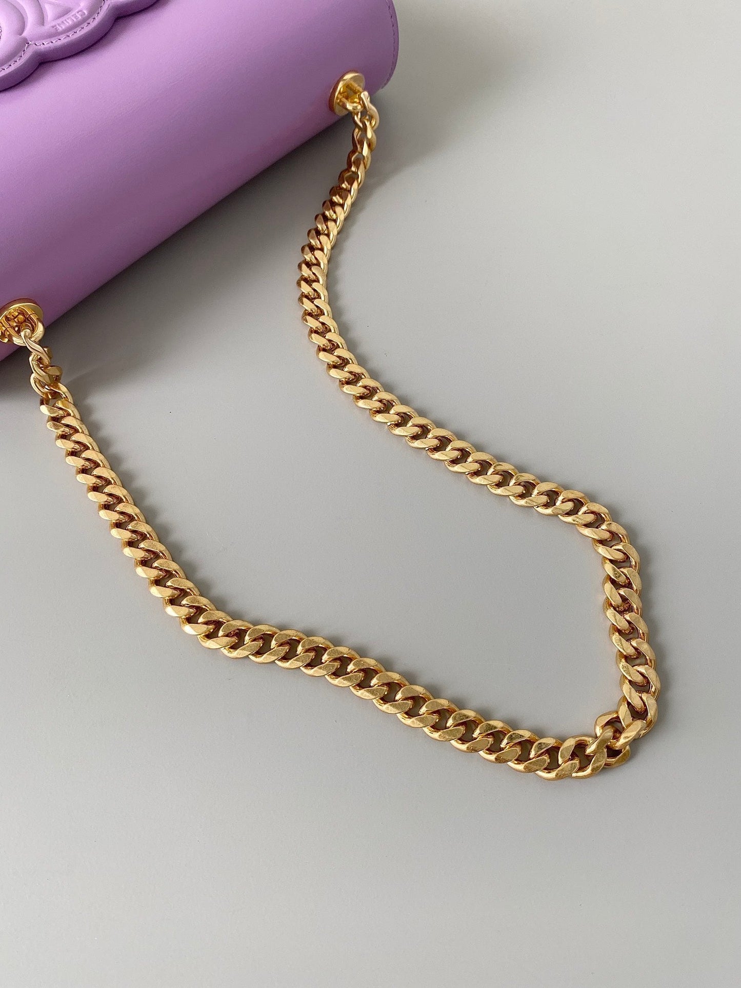 SAC SOUS-AISSELLE 20 CHAÎNES EN CUIR DE VEAU VIOLET ESTAMPÉ