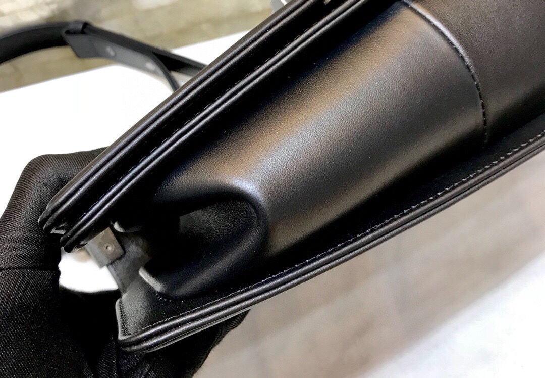 BOLSO NIÑO MEDIANO 25 PIEL DE CORDERO ACOLCHADA NEGRA HERRAJES DE RUTENIO ENVEJECIDO