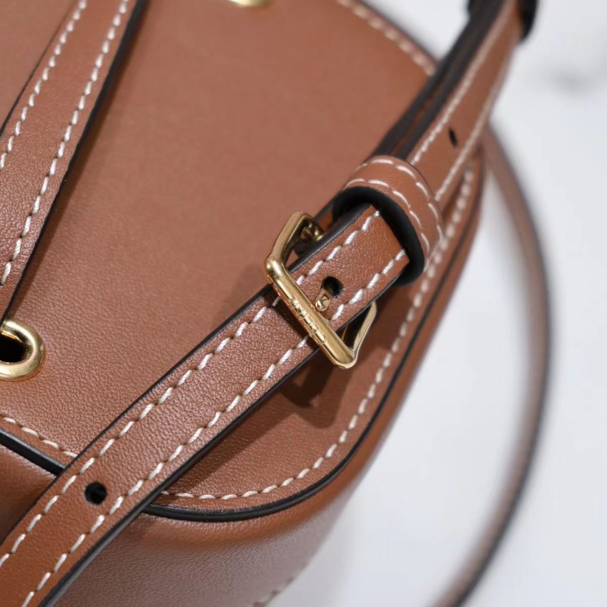 SAC BANDOULIÈRE SQUARE BOX 11 CUIR DE VEAU MARRON CANNELLE