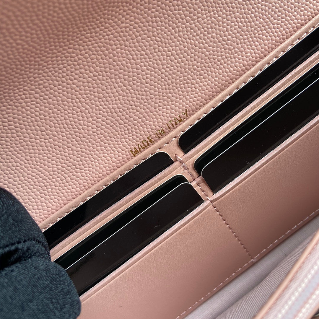 Cartera larga clásica CC de 19 cm en piel de becerro granulada rosa