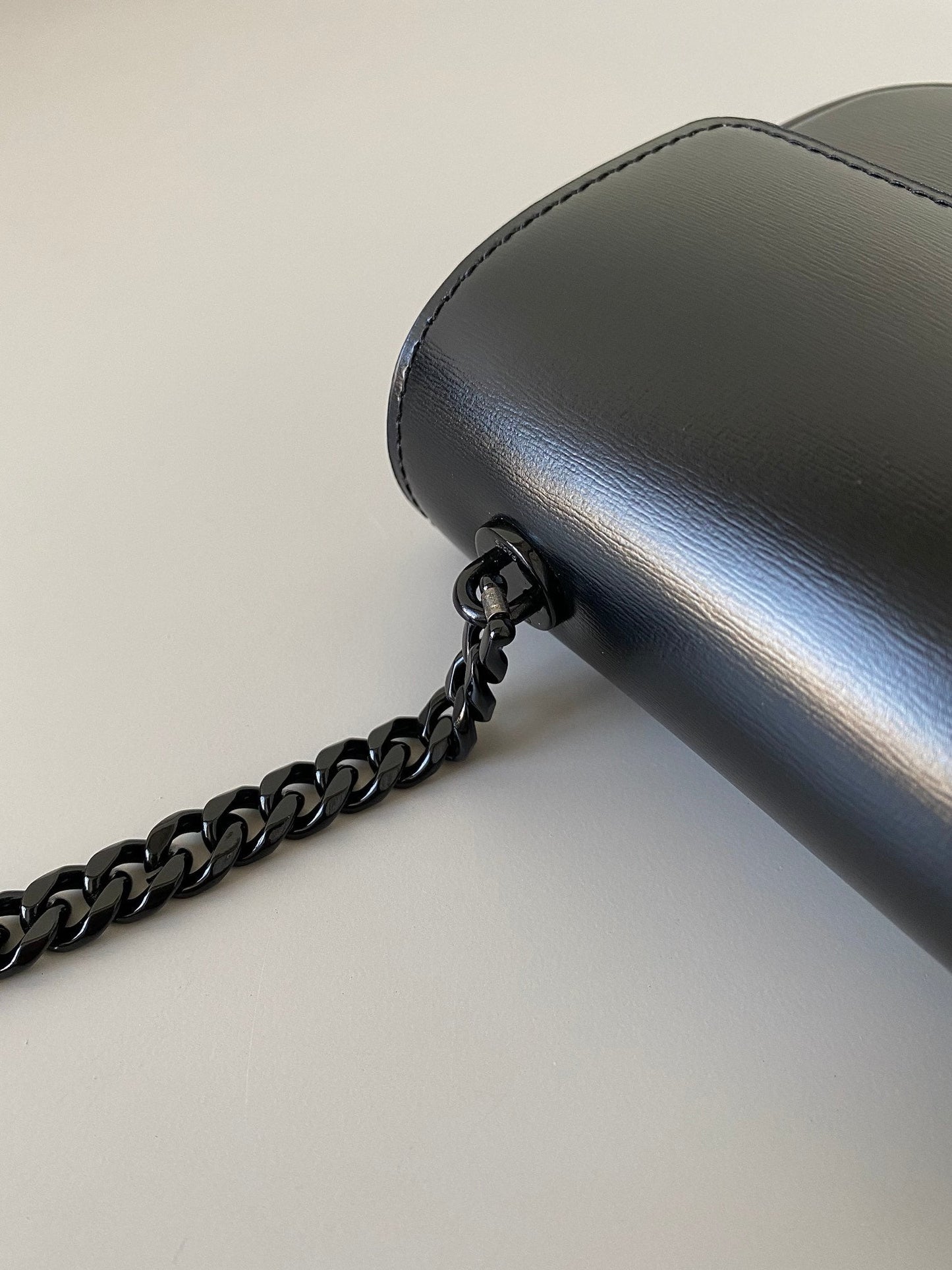 SAC SOUS-AISSELLE 20 CHAÎNES EN CUIR DE VEAU NOIR ENTIÈREMENT GAUFRÉ