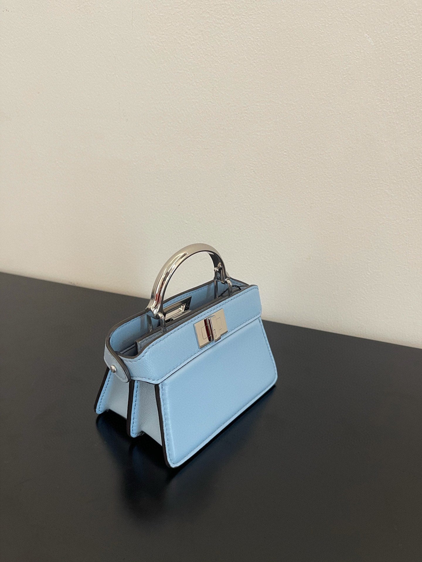 BOLSO FENDI PEEKABOO ISEEU MICRO 12 DE PIEL DE BECERRO AZUL CLARO CON HERRAJES DORADOS