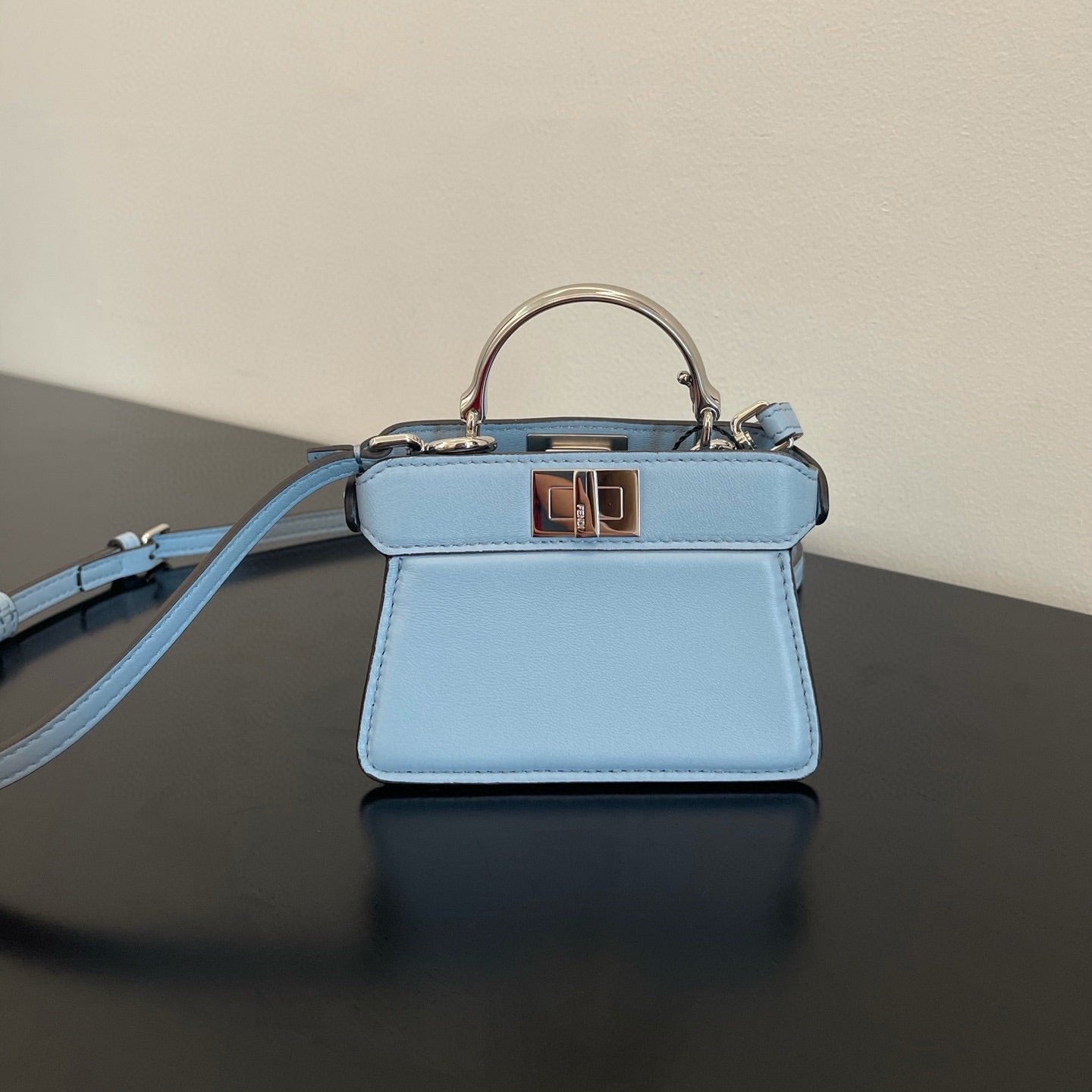 BOLSO FENDI PEEKABOO ISEEU MICRO 12 DE PIEL DE BECERRO AZUL CLARO CON HERRAJES DORADOS