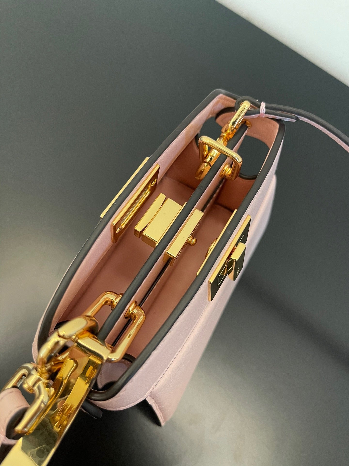 BOLSO FENDI PEEKABOO ISEEU MICRO 12 DE PIEL DE BECERRO ROSA CLARO CON HERRAJES DORADOS