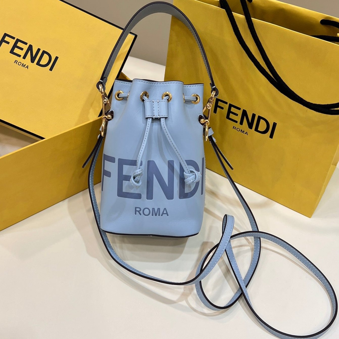 BOLSO MON TRESOR MINI 18 DE PIEL DE BECERRO AZUL CLARO FF CON HERRAJES DORADOS