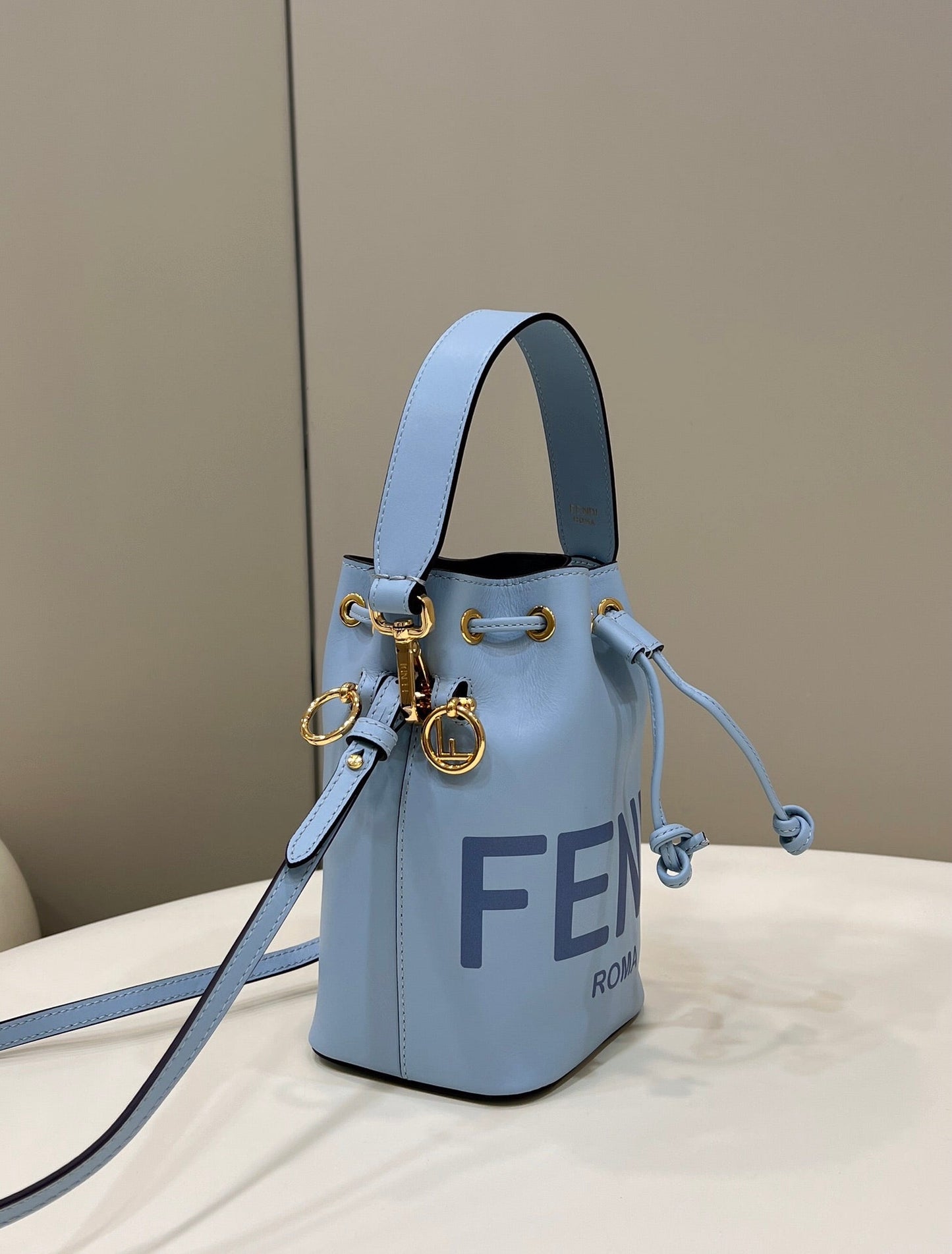 BOLSO MON TRESOR MINI 18 DE PIEL DE BECERRO AZUL CLARO FF CON HERRAJES DORADOS