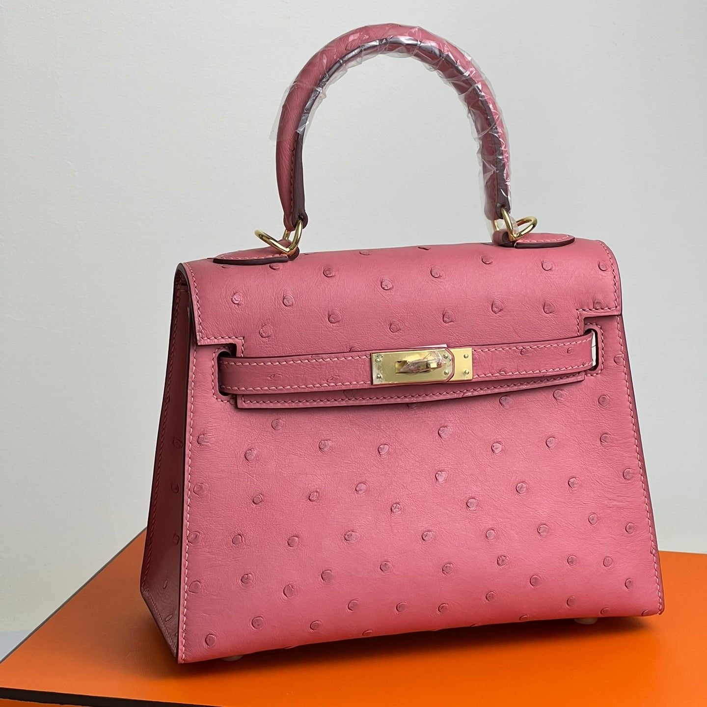 BOLSO KELLY 20 EN PIEL DE AVESTRUZ ROSA ROJO CON HERRAJES DORADOS (HECHO BAJO PEDIDO)