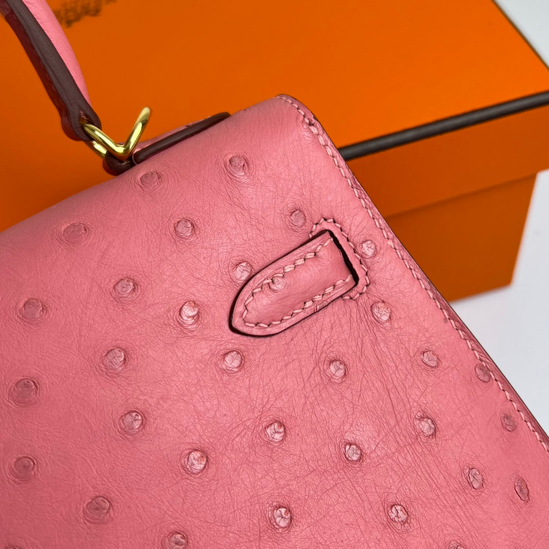 BOLSO KELLY 20 EN PIEL DE AVESTRUZ ROSA ROJO CON HERRAJES DORADOS (HECHO BAJO PEDIDO)