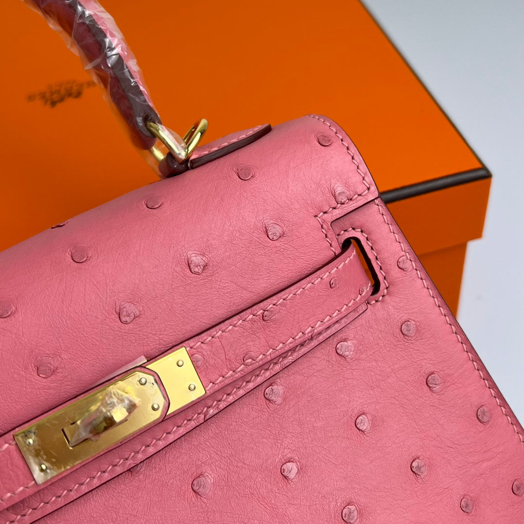 BOLSO KELLY 20 EN PIEL DE AVESTRUZ ROSA ROJO CON HERRAJES DORADOS (HECHO BAJO PEDIDO)