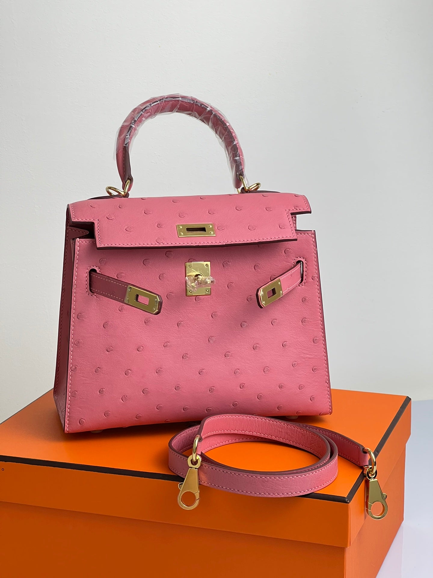 BOLSO KELLY 20 EN PIEL DE AVESTRUZ ROSA ROJO CON HERRAJES DORADOS (HECHO BAJO PEDIDO)
