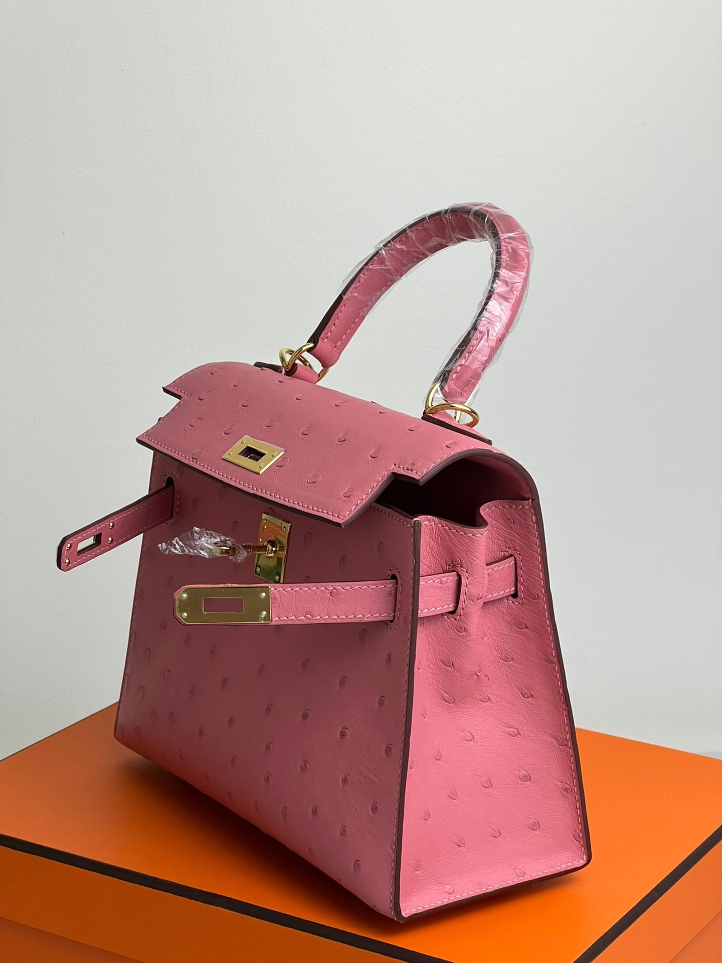 BOLSO KELLY 20 EN PIEL DE AVESTRUZ ROSA ROJO CON HERRAJES DORADOS (HECHO BAJO PEDIDO)