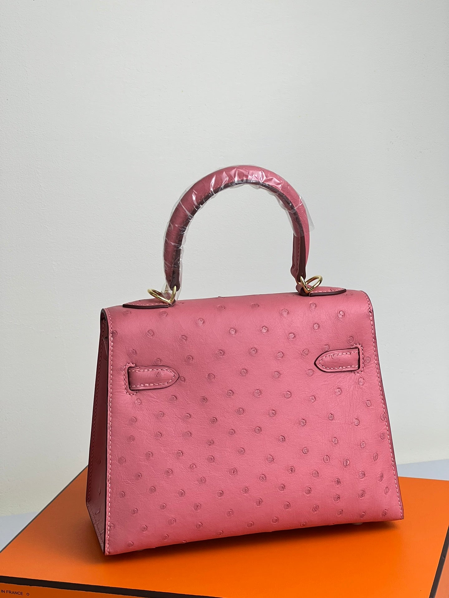 BOLSO KELLY 20 EN PIEL DE AVESTRUZ ROSA ROJO CON HERRAJES DORADOS (HECHO BAJO PEDIDO)