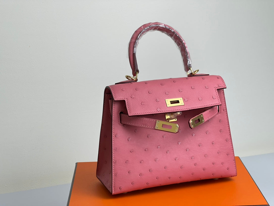 BOLSO KELLY 20 EN PIEL DE AVESTRUZ ROSA ROJO CON HERRAJES DORADOS (HECHO BAJO PEDIDO)