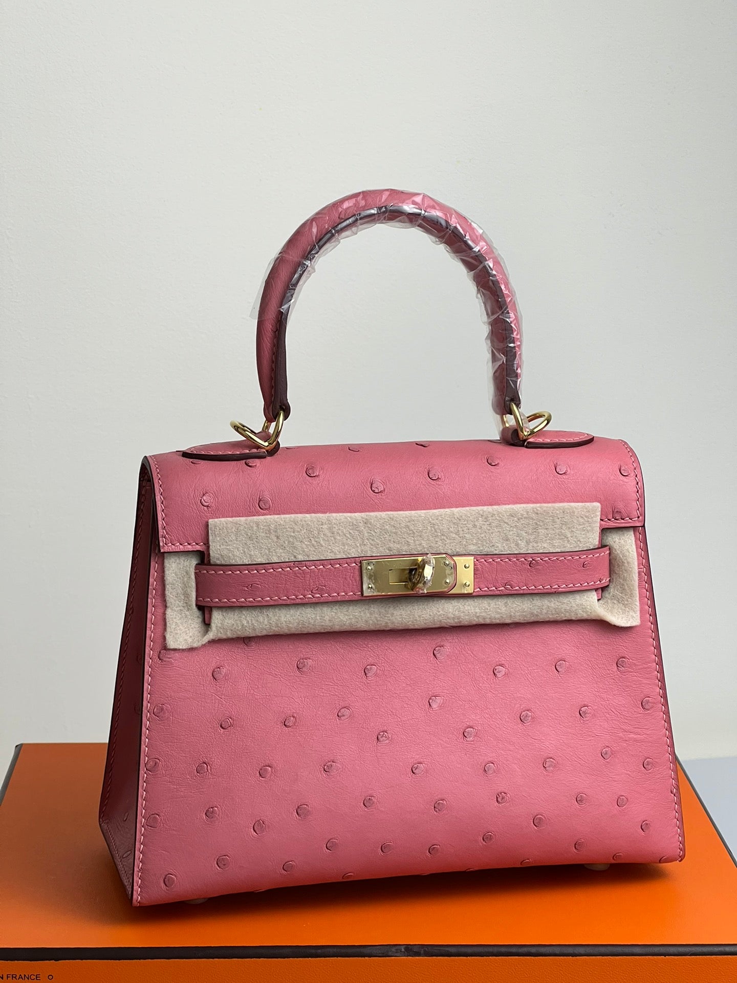BOLSO KELLY 20 EN PIEL DE AVESTRUZ ROSA ROJO CON HERRAJES DORADOS (HECHO BAJO PEDIDO)
