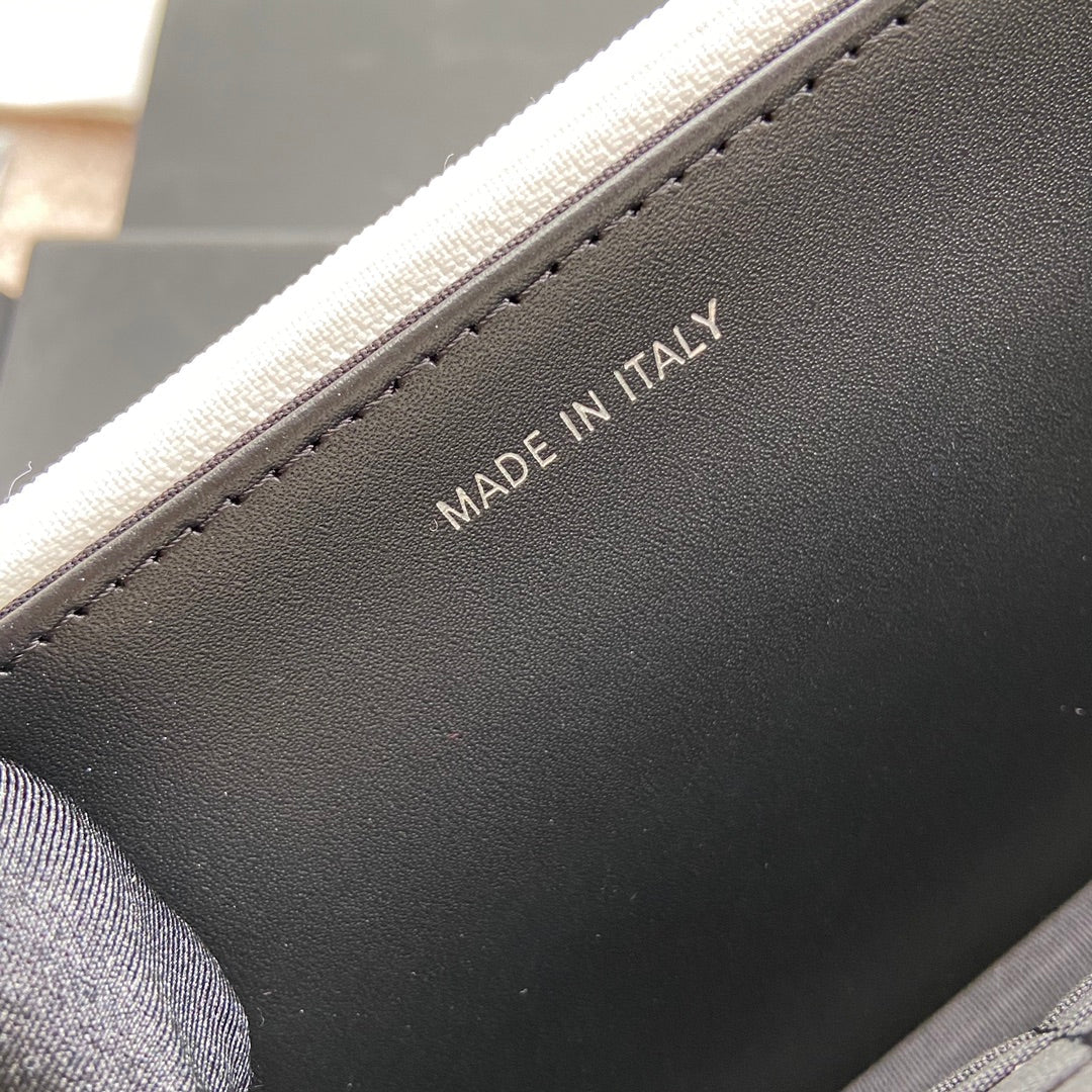 CC Classic Woc 20 cm Piel de becerro granulada blanca Herrajes negros