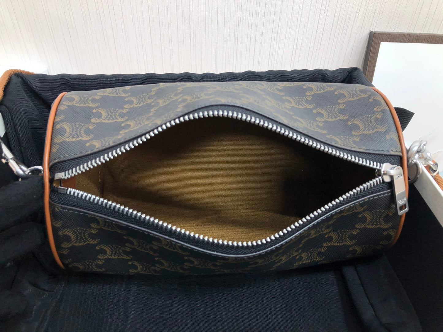 SAC CYLINDRIQUE 22 EN CUIR DE VACHE À MOTIF NOIR