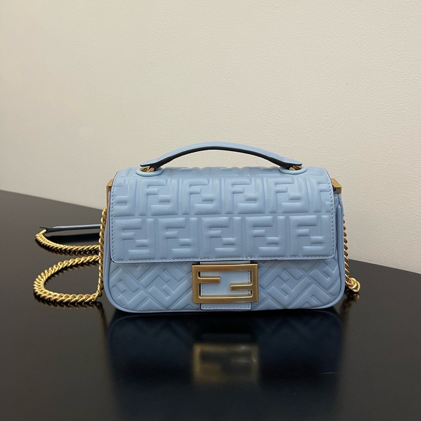 Sac Fend Baguette 24 avec motif FF en cuir bleu bébé GHW