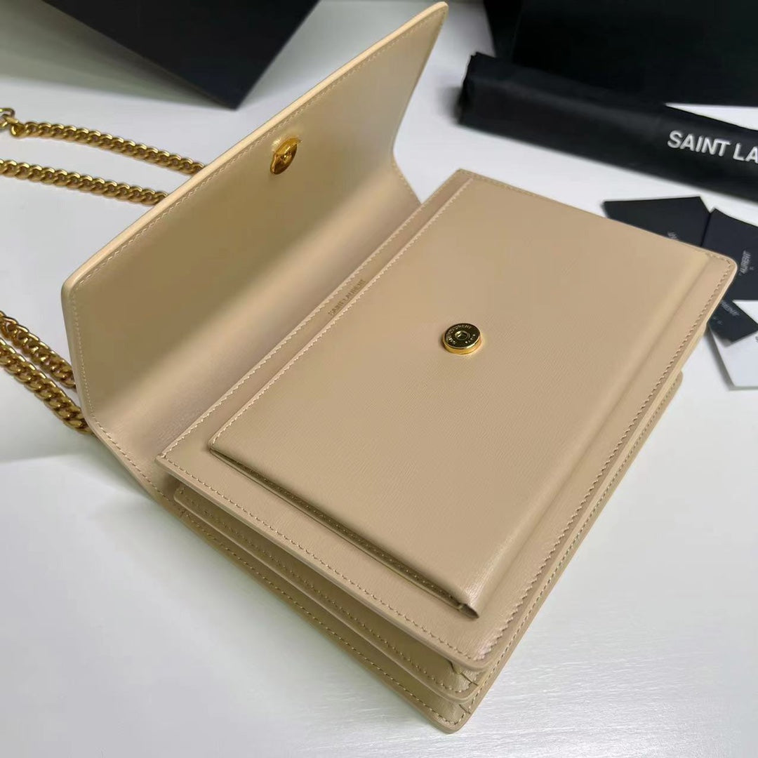 SUNSET MEDIUM 22 EN PIEL DE BECERRO BEIGE CON HERRAJES DORADOS