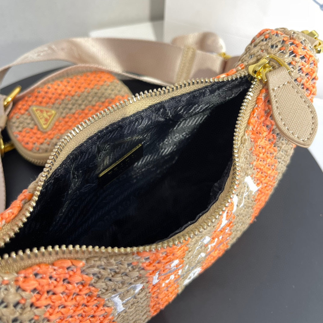 SAC HOBO PRA 23 EN RAPHIA BEIGE MIX ORANGE AVEC LOGO BLANC ET QUINCAILLERIE DORÉ