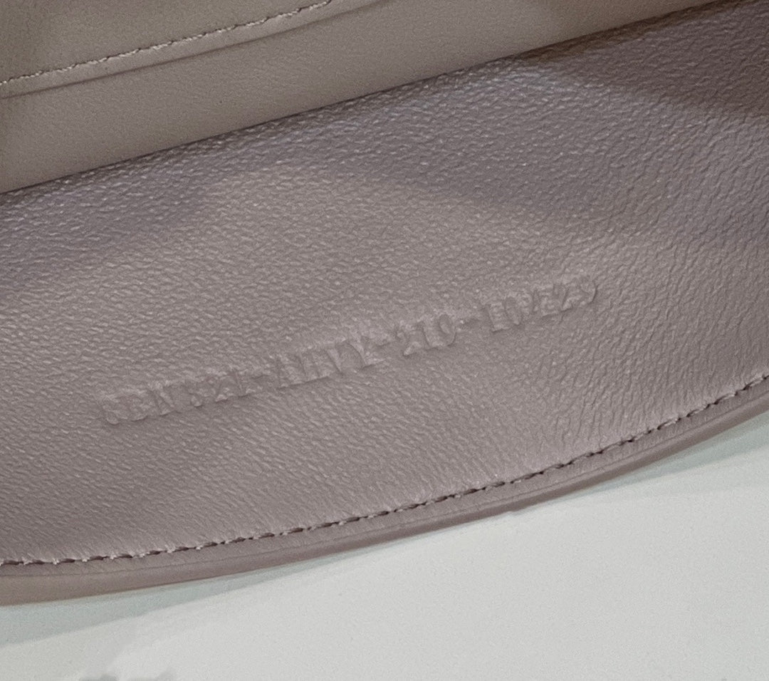 PEEKABOO ISEEU 34 EN PIEL DE BECERRO PERFORADA BLANCA CON HERRAJES DORADOS