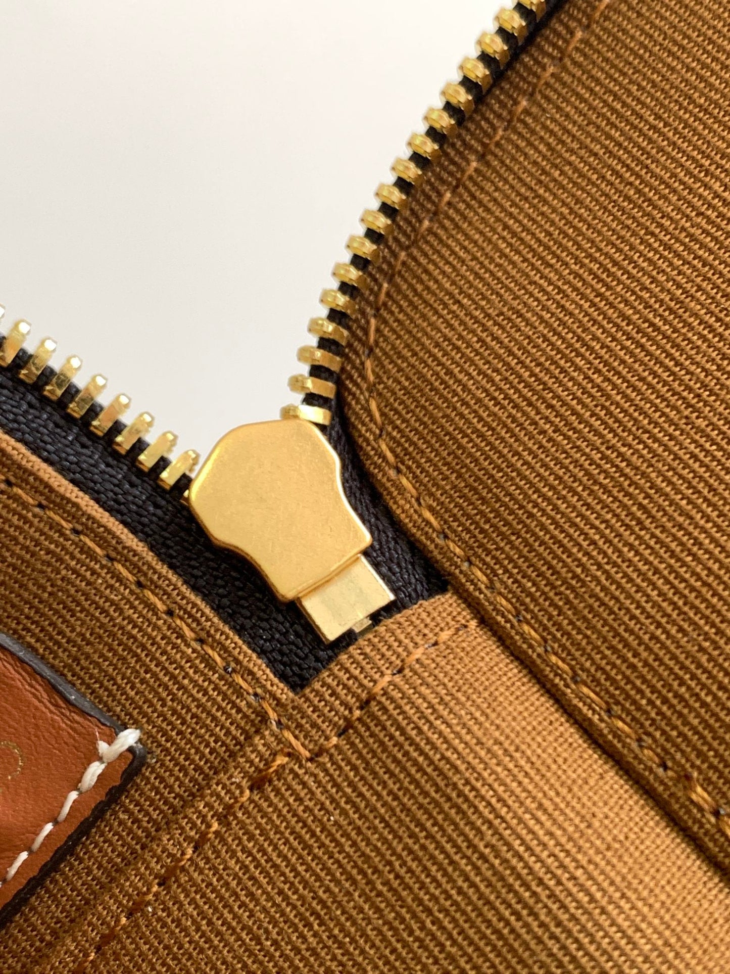 MINI NECESER TRIOMPHE DE LONA Y PIEL DE CAFÉ TAN