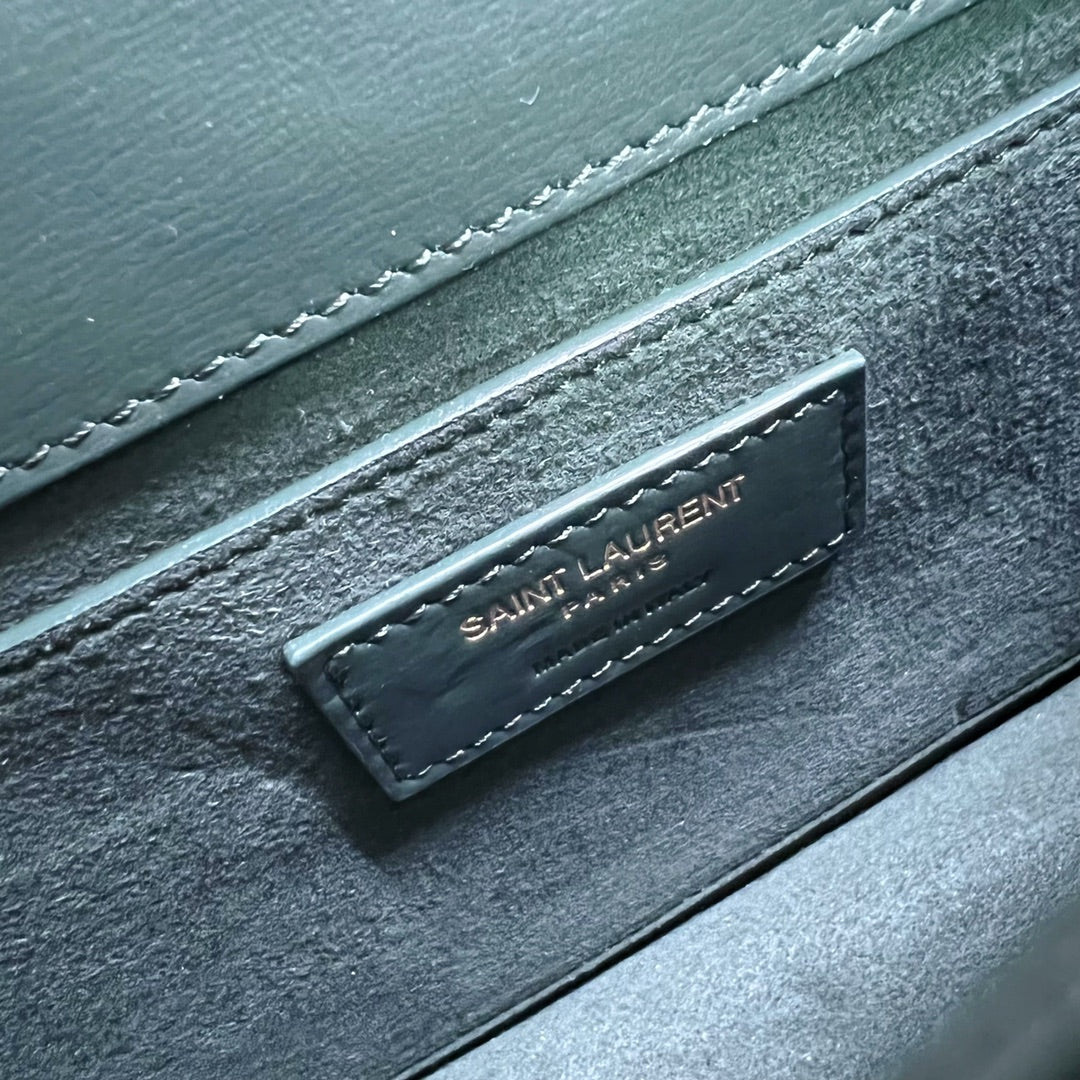 SUNSET MEDIUM 22 EN PIEL DE BECERRO VERDE OSCURO CON HERRAJES DORADOS